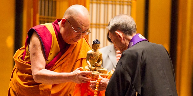 チベットの佛像を台下に贈呈する法王